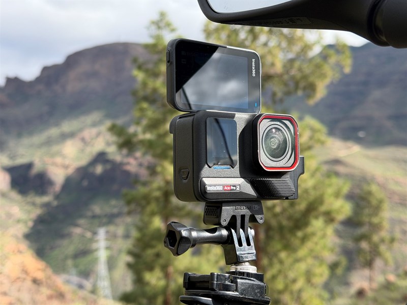 L'écran pivotant de l'Insta360 Ace Pro 2 nous permet de contrôler l'image pendant la conduite.