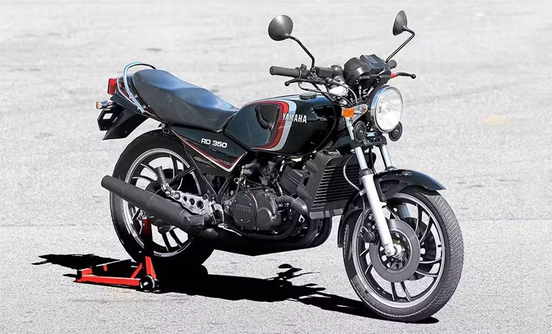 Die legendäre Yamaha RD350 bildet die optische Basis für die XSR. Foto: Jahn - motorradonline.de