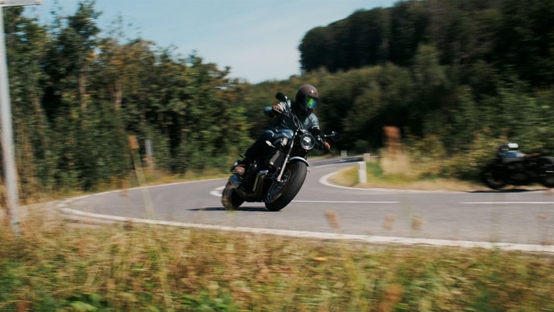 Im Gegensatz zu vielen Retro-Bikes geht die XSR700 performant ums Eck, bietet dabei in Kontrast zu modernen Eisen aber noch ein sehr direktes, unverfälschtes Fahrgefühl.