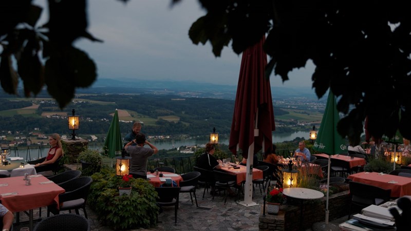 Traumhafte Aussicht und Tagesausklang auf der Terrasse des MoHo Motorradhotels Rose in Maria Taferl.