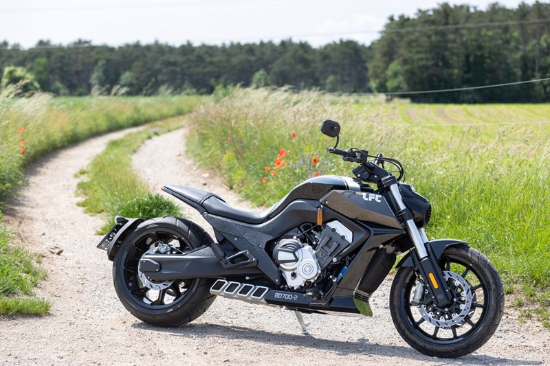 Benda erregt mit ihren unüblichen Bikes häufiger Aufmerksamkeit, auch innerhalb der 1000PS-Redaktion. Hier im Bild zu sehen ist die LFC 700, ein verrückter V4-Cruiser mit 310er Reifen am Heck.