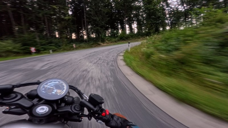 In der Stadt freut man sich noch über den deutlichen Klang der Napoleonbob 250, bei Dauergas am Land wird es aber etwas penetrant.