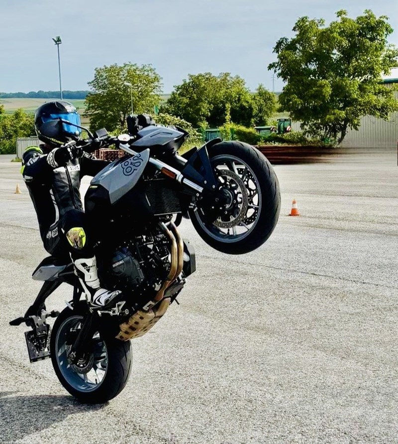 Spaß ist mit der GSX-8S garantiert, Wheelisieren auf Wunsch auch