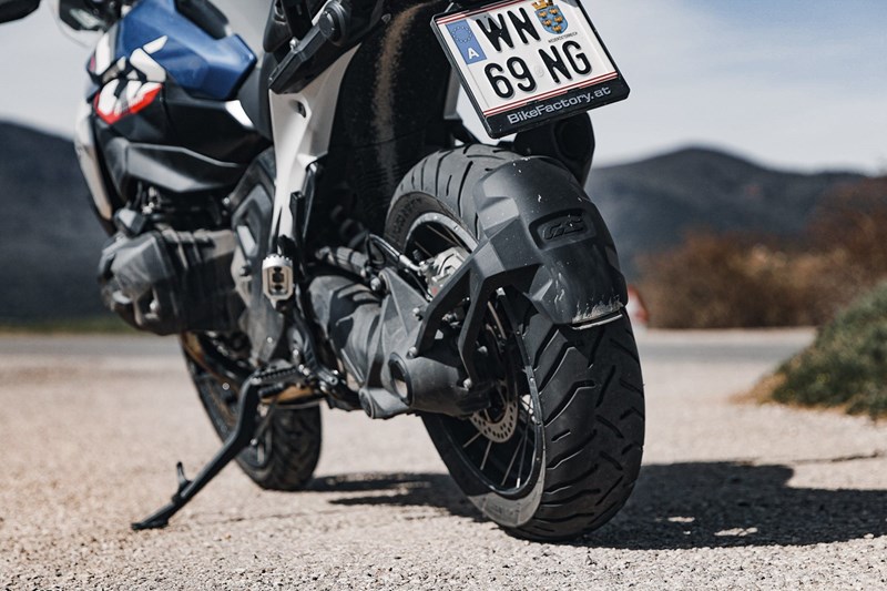 Der Michelin Anakee Road ist ein klar straßenorientierter Reiseenduro-Reifen mit sehr gutem Handling und starkem Nassgrip.