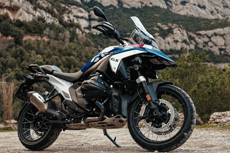 Auf Asphalt überzeugt der Anakee Road mit hoher Stabilität, Komfort und gutmütigem Grenzbereich.