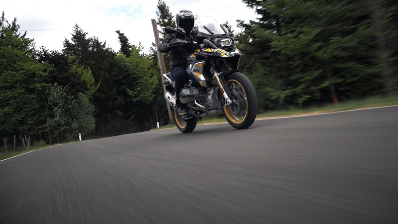 Er bietet harmonisches Handling und gute Stabilität, wirkt aber gegenüber neueren Modellen weniger sportlich.