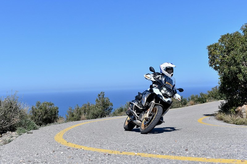 Mit schnellem Warm-up und hoher Stabilität lädt der TrailAttack 3 auch auf Reiseenduros zum sportlichen Fahren ein.