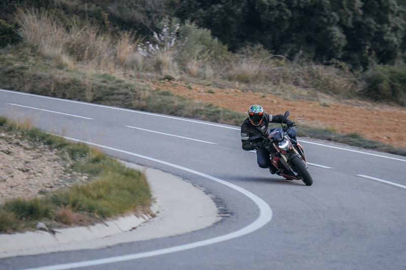 Dank EasyHandling und sehr gutmütigem Grenzbereich fühlt sich dieser Hyper-Touring-Reifen sofort vertraut an.