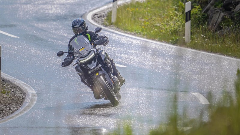 Besonders bei Nässe und wechselnden Bedingungen überzeugt der Roadsmart IV mit viel Grip und Vertrauen.