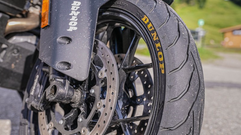 Der Dunlop Roadsmart IV macht schwere Reiseenduros spürbar agiler, ohne nervös oder kippelig zu wirken.