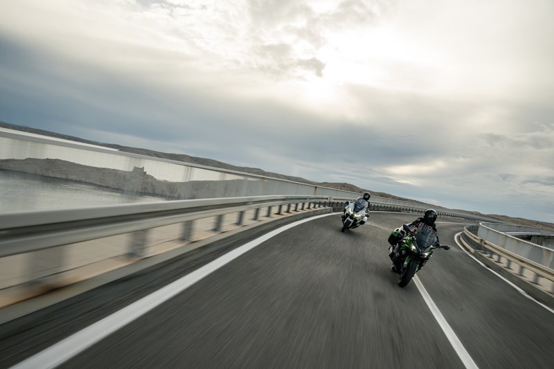 Als moderner Sport-Touring-Reifen richtet sich der T33 vor allem an Vielfahrer mit sportlichem Anspruch.