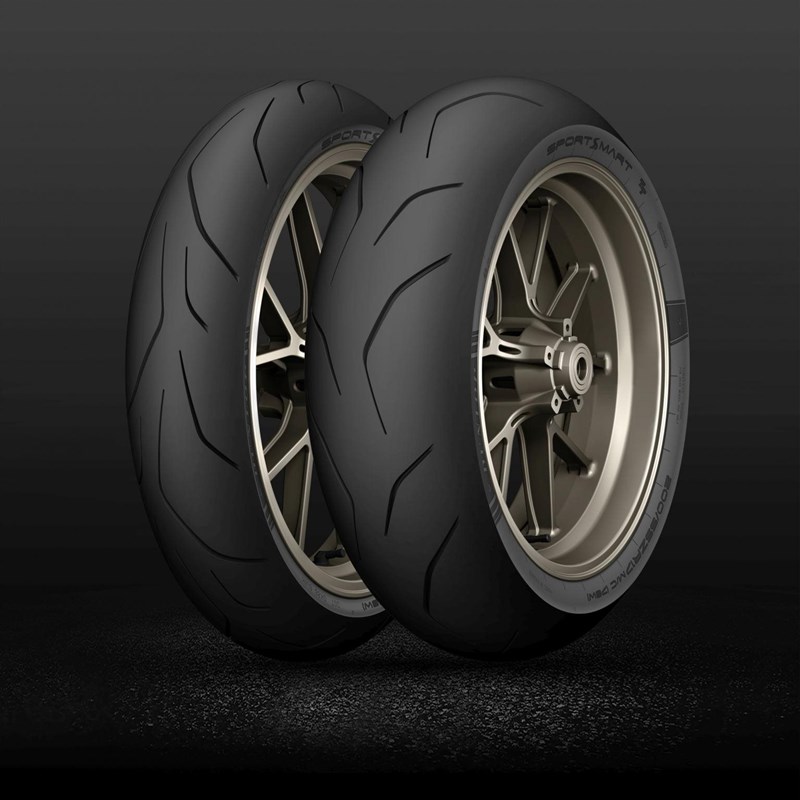 Der Dunlop Sportsmart TT ist einer der wenigen echten Sportreifen, die auch auf Reiseenduros funktionieren.