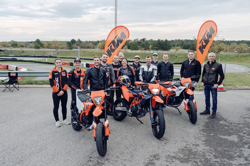 How to Supermoto: Wheelie und Stoppie für Anfänger