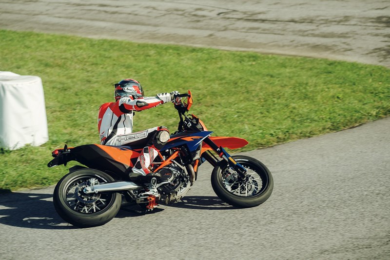 Mit der Supermoto in engen Kurven