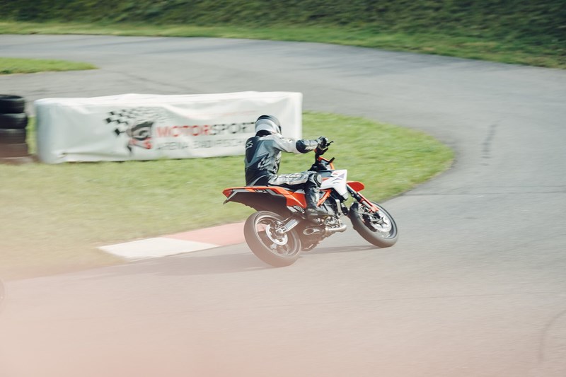 Mit einer straßenzugelassenen SuMo auf der Rennstrecke