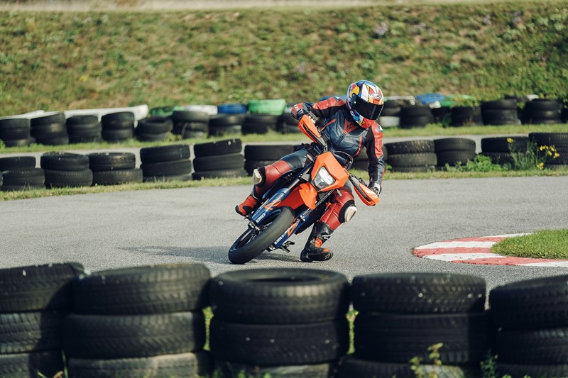 Supermoto mit Drücken