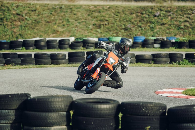 Supermoto im Hang-Off