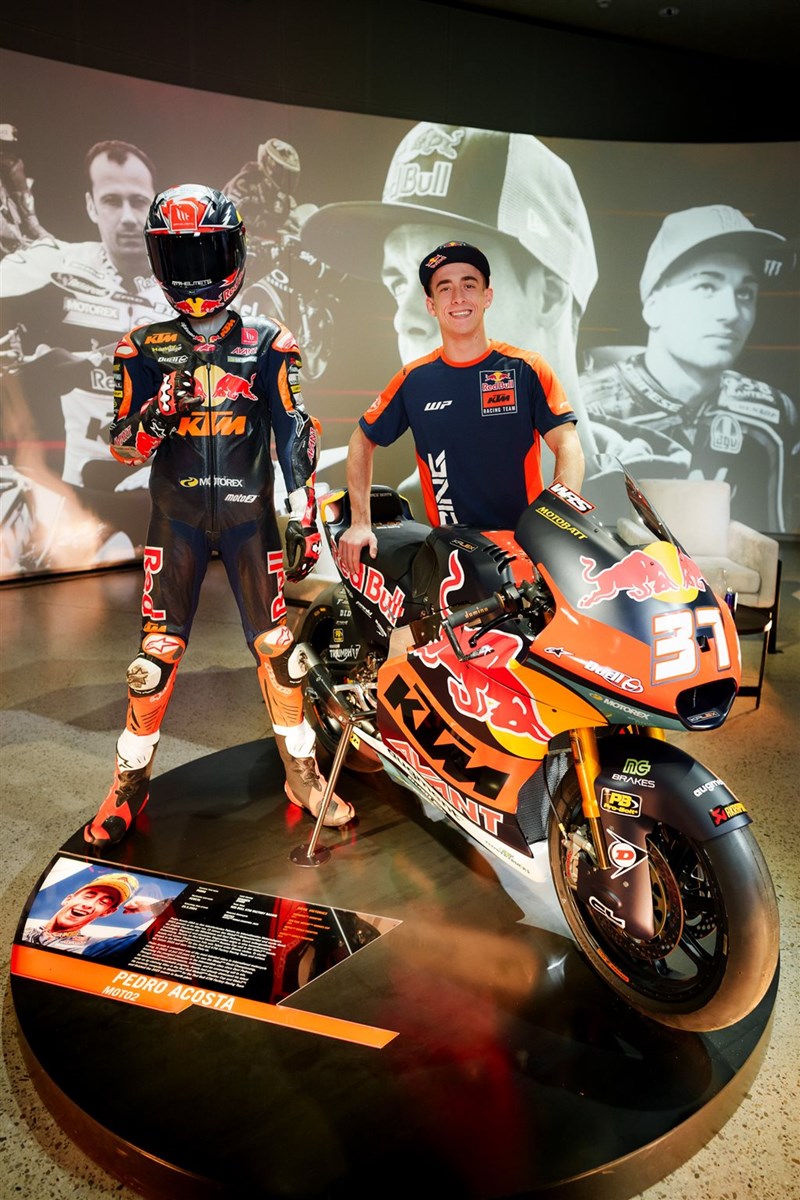 Pedro Acosta als Weltmeister-Held im KTM Museum präsentiert
