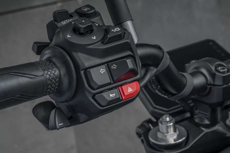 Die eigenwillige Blinkerbedienung kann die Gewöhnungsphase an das Y-AMT verlängern. Zumindest ich habe öfter während der Fahrt Schalter verwechselt oder falsch bedient.