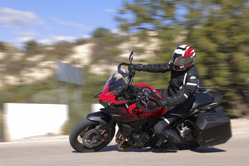 Sportliche Crossover Bikes fahren mir mit ihrer Mischung aus Pragmatik und Unvernunft ins Herz. Die neue CB1000GT mit Fireblade-Motor ist ein tolle Erweiterung des Segments.