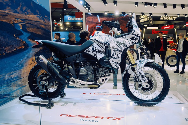 Auf der EICMA 2025 durften wir den Prototypen der neuen DesertX V2 schon aus der Nähe betrachten. Bis zum Marktstart im Spätsommer bis Herbst müssen wir uns leider noch etwas gedulden.