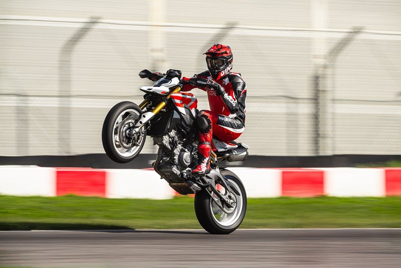 Die Verschlankung der Hypermotard verspricht noch mehr Performance, Agilität und Fahrspaß. Ein Grund zur Freude!