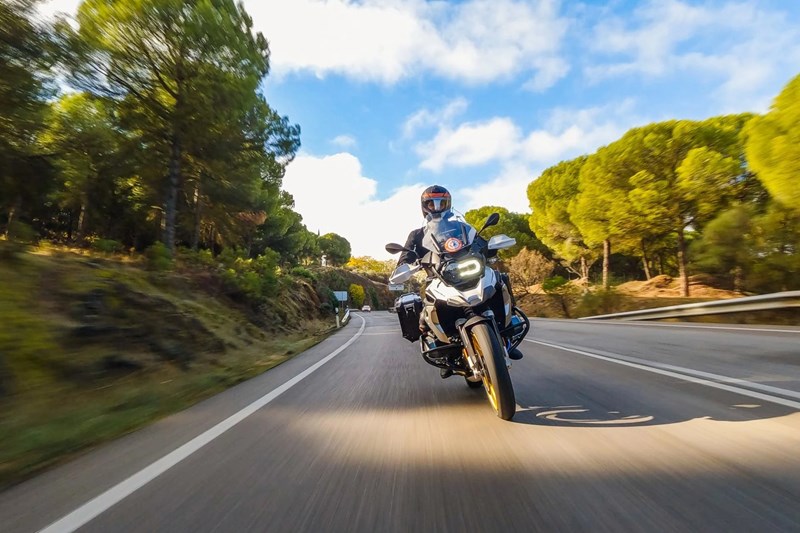 BMW R 1250 GS nel test 1000PS in Andalusia