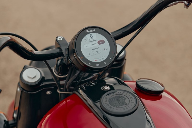 Das System lässt sich per Touch oder über die Bedienelemente am Lenker steuern.