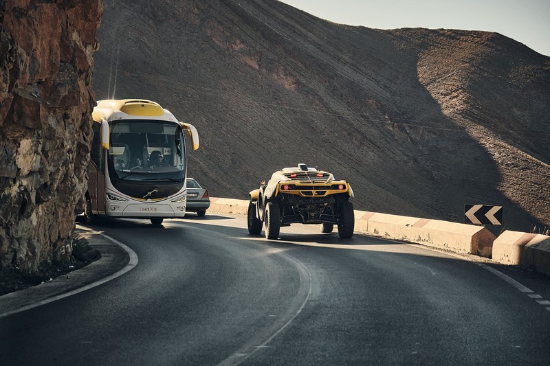 Mit den scharfen Renngeräten über 800 km am Asphalt und mit Verkehr dahinzurollen, beansprucht die Teilnehmer auf eigene Art und Weise. Zumindest Geduld ist gefragt,