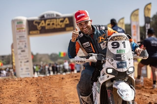 Letztes Jahr jubelte der Kärtner Luca Seppele über den dritten Platz in der Rookie-Klasse des Africa Eco Race. Heuer begleitet 1000PS ihn beim diesjährigen Abenteuer und Weg nach Dakar.