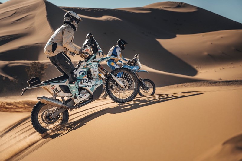 Kevin Gallas zieht mit laut bollerndem Akrapovic auf seiner Tenere an Luca vorbei - persönliches Tageshighlight des Kärntners.