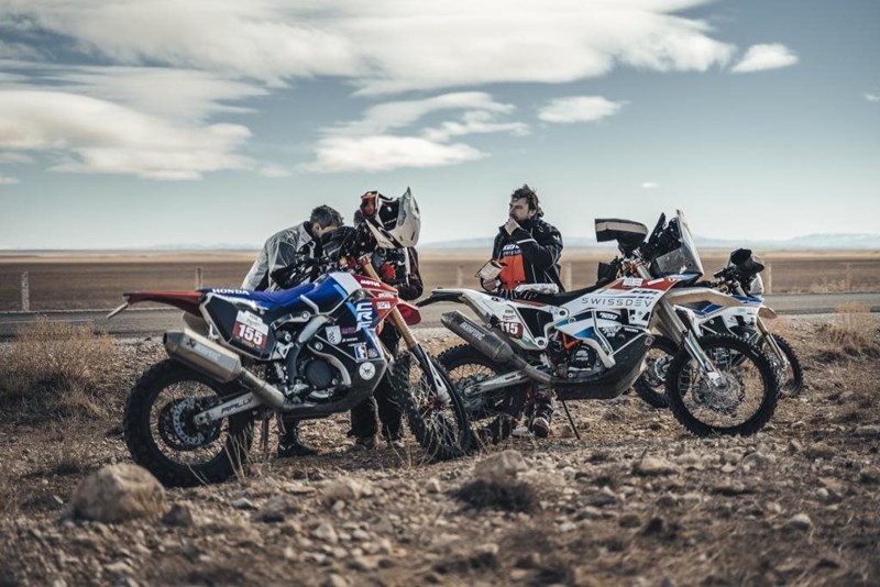 Beim Africa Eco Race fahren nicht nur leichte Einzylinder-Enduros, sondern auch mehrzylindrige Bikes mit. Und letztere fuhren sogar die schnellste Zeit in den Sand.