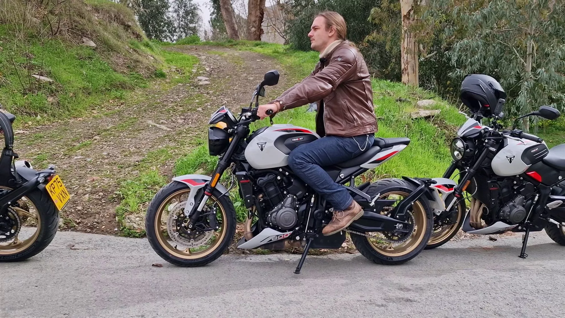 Pozicija sedenja na Triumph Trident 800 za visoke vozače.