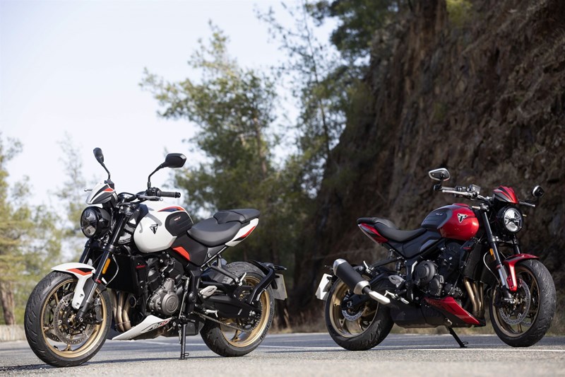 Die beiden aufpreispflichtigen Farben Ash Grey (links) und Carnival Red (rechts).