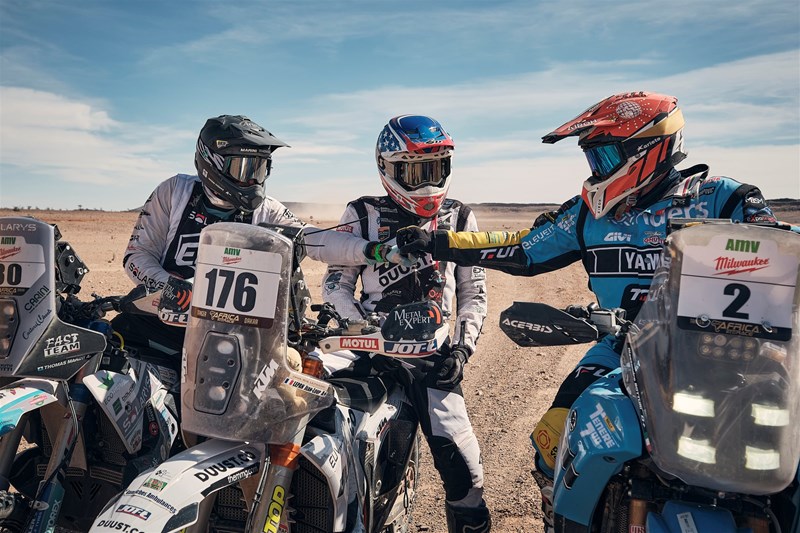 Die Zweizylinder-Reiseenduros sitzen den 450er Rallye-Bikes im Genick.