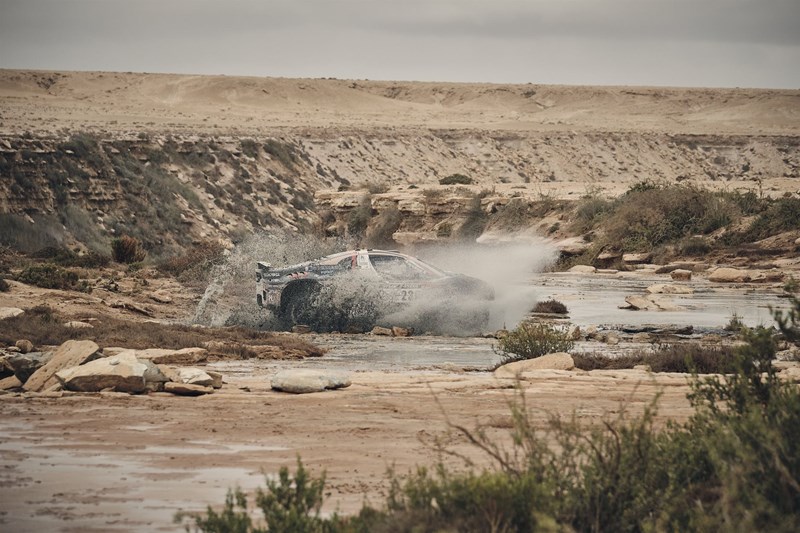 Steinige Trails und verworrene Pisten fordern die Piloten auf zwei und vier Rädern.