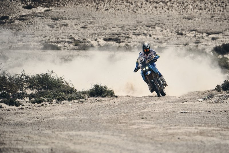 Kevin Gallas überbrückt mit seiner Tenere die Etappe 6 am schnellsten und sichert sich damit um nur 25 Sekunden die Gesamtführung.