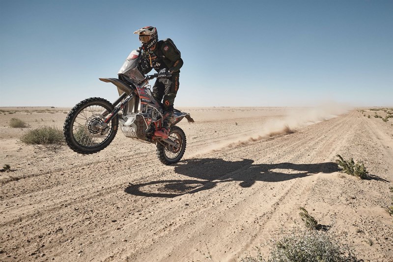 Nach dem frühen und mühsamen Grenzübertritt gilt es die Kräfte und Konzentration noch für die 153 km lange Special Stage zu mobilisieren.