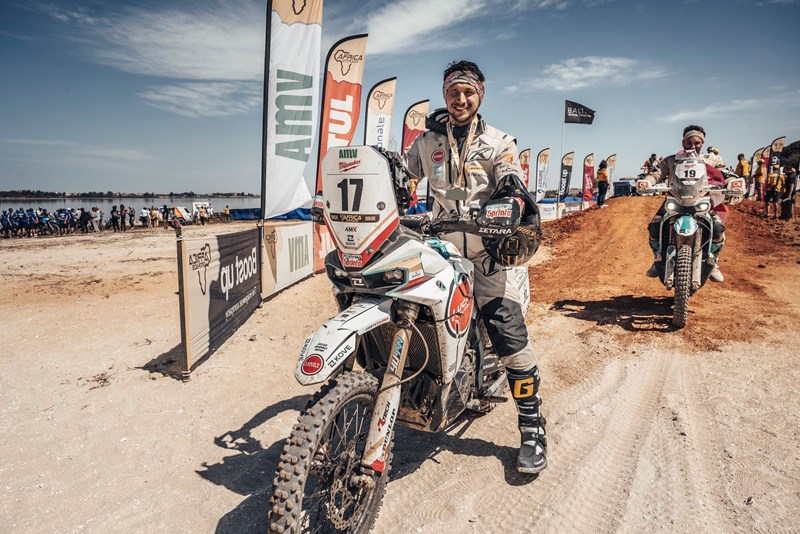 70 der ursprünglichen 94 Starter auf zwei Rädern schaffen es nach Dakar. Die Freude steht jedem - Profis wie Amateuren - ins Gesicht geschrieben.