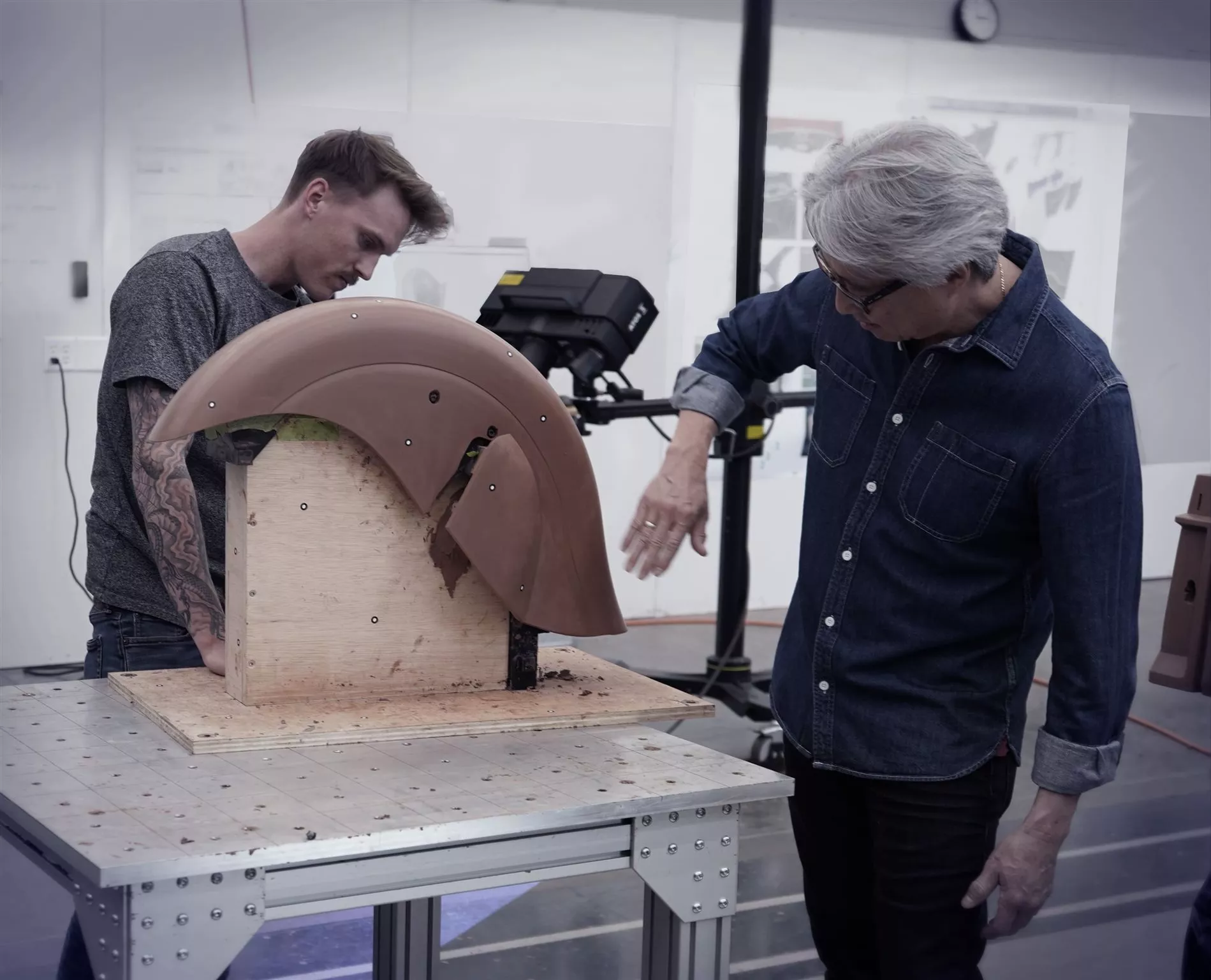 Fast vergessene Handwerkskunst: Indian modellierte die Kotflügel in Ton, um dem 1940er-Original so nah wie möglich zu kommen. Fast vergessene Handwerkskunst: Indian modellierte die Kotflügel in Ton, um dem 1940er-Original so nah wie möglich zu kommen.