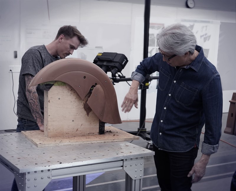 Fast vergessene Handwerkskunst: Indian modellierte die Kotflügel in Ton, um dem 1940er-Original so nah wie möglich zu kommen.