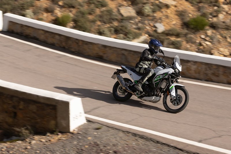 Die Sitzposition auf der KLE500 ist typisch Reiseenduro. Dank schmaler Taille und gleichzeitig viel Platz im Sattel sollten sich sowohl große als auch kleine Piloten auf ihr wohl fühlen.