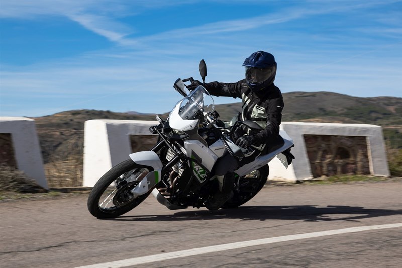 Die KLE500 gibt sich vielseitig. Langsame Ortsfahrten, entspanntes Cruisen, als auch die schräge Kurvenjagd fühlen sich harmonisch und souverän an.