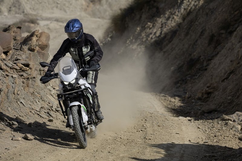 Die KLE500 fühlt sich im losen Gelände nicht fehl am Platz an. Hauptgründe: Eine gelungene Ergonomie und ein gut abgestimmtes Fahrwerk.