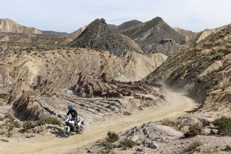 Die Kawasaki KLE500 gibt sich auch offroad selbstbewusst. Sie ist aber ganz klar keine radikale Rallye-Maschine, sondern will als Einsteiger-freundliche Allrounderin eher über entspannte Schotterstraßen bewegt werden.