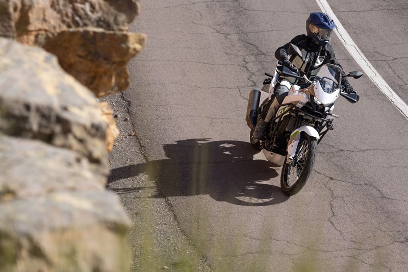 Trotz Kostendruck und knallhartem Konkurrenzkampf im wachsenden A2-Reiseenduro-Segment, hat Kawasaki mit der KLE500 ein rundes Bike mit eigenem Zugang auf die Räder gestellt. Da wäre das pompöse Marketing gar nicht notwendig gewesen.