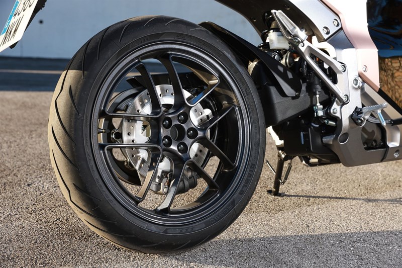 Weniger ist mehr - die Einarmschwinge ist ein optisches Highlight.