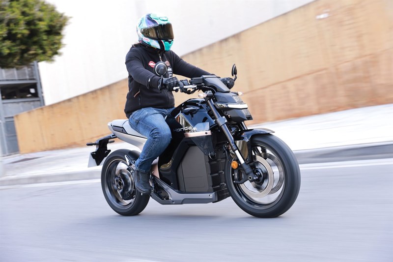 Im Sattel wirkt alles vertraut. Ein klassisches Honda Naked Bike.