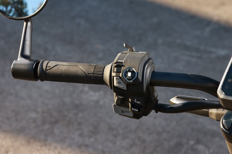 Über Schalter, die stark von der DCT-Schaltung inspiriert sind, lässt sich die Rekuperation dreistufig verstellen und vollständig deaktivieren.