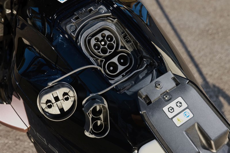 Die WN7 kann auch an den Schnelllader gehängt werden.